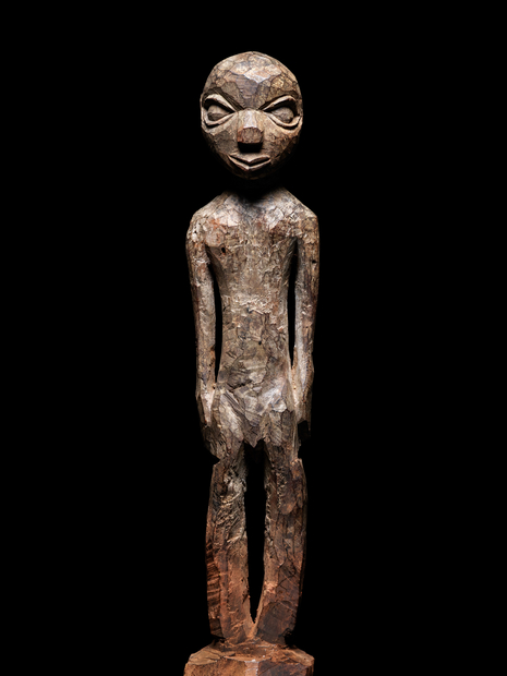 «Poteau anthropomorphe - bochio», Bénin. Début du XXe siècle, bois, textile, patine. © MEG, J. Watts 