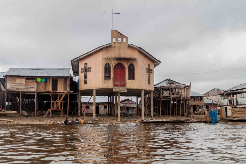 Église dans le bidonville partiellement flottant du quartier de Belé, à Iquitos (Pérou). © Matyas Rehak / Adobe Stock