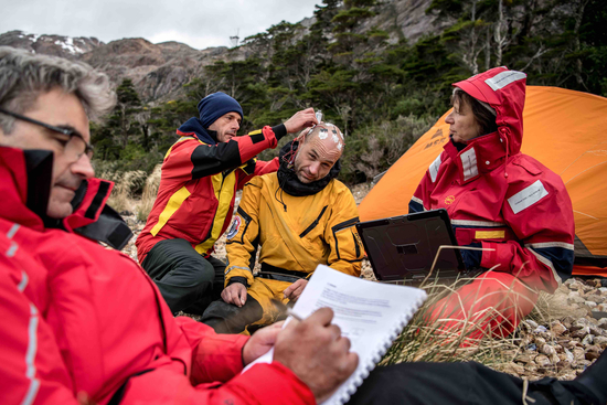 Octobre 2016, en Patagonie, Etienne Koechlin (à g.) et les autres scientifiques équipent Christian Clot avant son départ. © Lucas SANTUCCI/ ZEPPELIN NETWORK