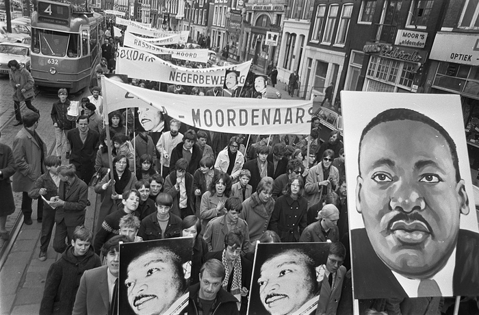 6 avril 1968, procession en la mémoire de Martin Luther King assassiné deux jours avant. © Archives nationales des Pays-Bas / Photo: Nijs, Jac. de / Anefo / Wikimedia.org