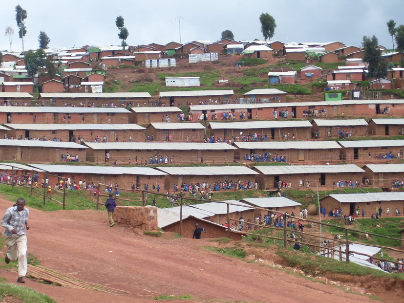 Camp de réfugiés à Byumbe (Rwanda 2010) © Michael Gallagher sj