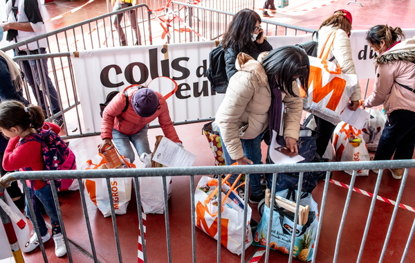 Distribution de denrées alimentaires par les Colis du Coeur aux personnes en situation de précarité pendant la crise sanitaire du COVID-19 à Genève. © Colis du Coeur/David Wagnières