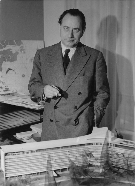 Jean Tschumi devant la maquette du siège de Nestlé 1960 © Archives Bernard Tschumi