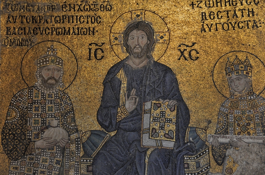 Le Christ entre l’empereur Constantin IX Monomaque et l’impératrice Zoé. Mosaïque du XIe siècle, à Sainte-Sophie © Francois Galland / GODONG