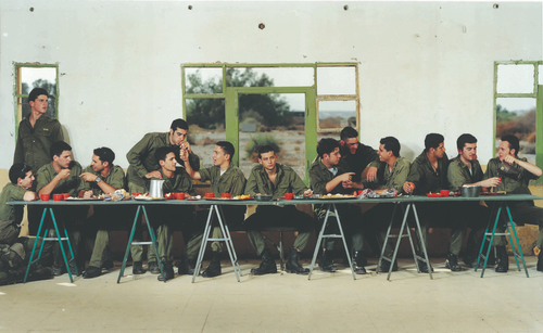 Reprise de la « Cène » de Léonard de Vinci par le photographe israélien Adi Nes, « Untitled (Last Supper) », 1999. © Adi Nes