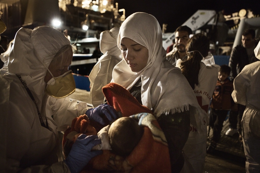 Août 2015, Palerme. Rescapés syriens d’une traversée de la Méditerranée depuis la Libye sur un bateau en bois. © UNHCR/Alessandro Penso