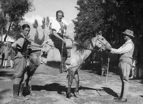 Arrivée à Gilgit avec Peter Fleming à gauche 1935