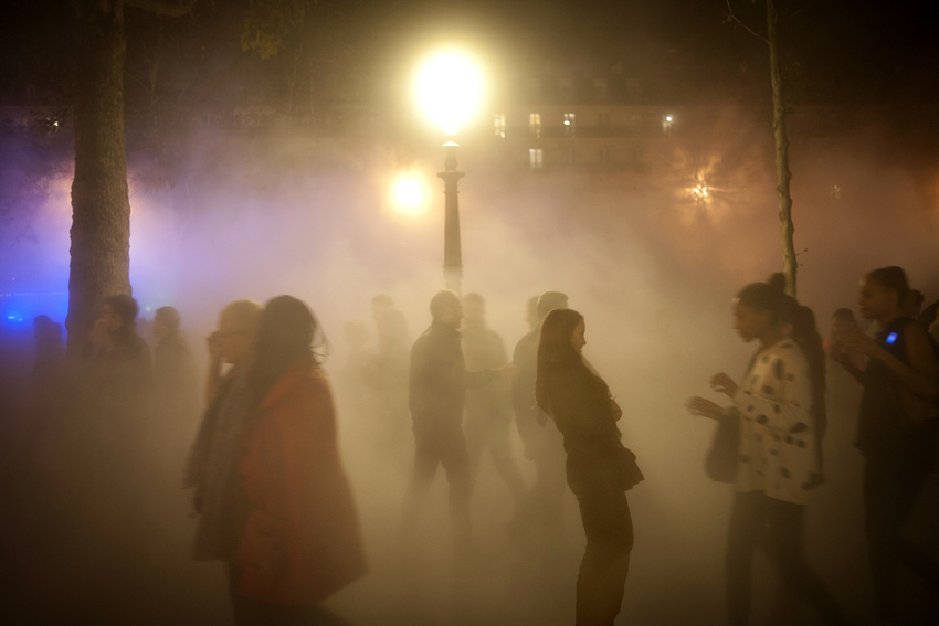 « Fog Square », installation de l’artiste japonais Fujiko Nakaya, Paris, 5 octobre 2013, pour la « Nuit blanche » © P. Razzo / CIRIC