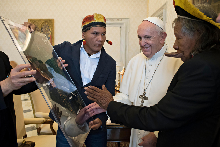Le pape François a reçu lundi 27 mai 2019 au Vatican le chef Raoni Metukire, leader du peuple kayapo (à droite). © CIRIC/Vatican Media/EPA/MaxPPP