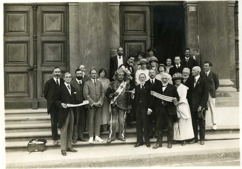 Le deskaheh Levi General et la Commission des Iroquois devant la Palais de l'Athénée, Genève, 1923. © Bibliothèque de Genève