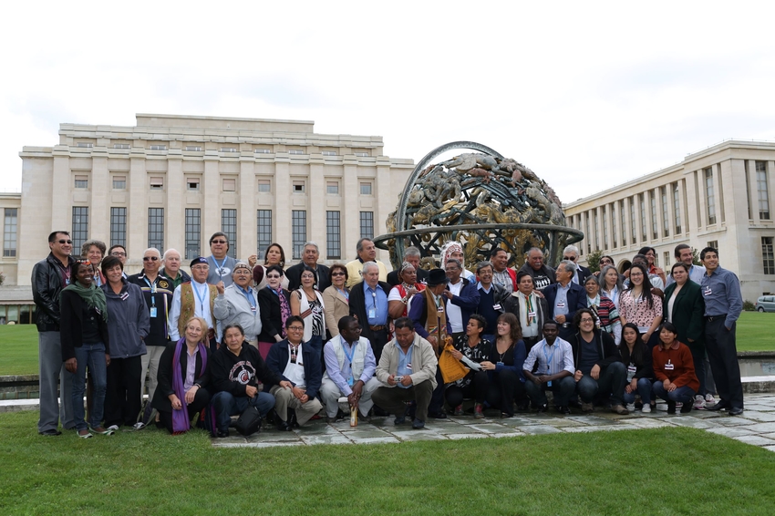 Participants au symposium « Peuples autochtones aux Nations Unies : de l’expérience des ancien(e)s à l’empowerment des jeunes générations », Genève 2013 © Stephane Pecorini