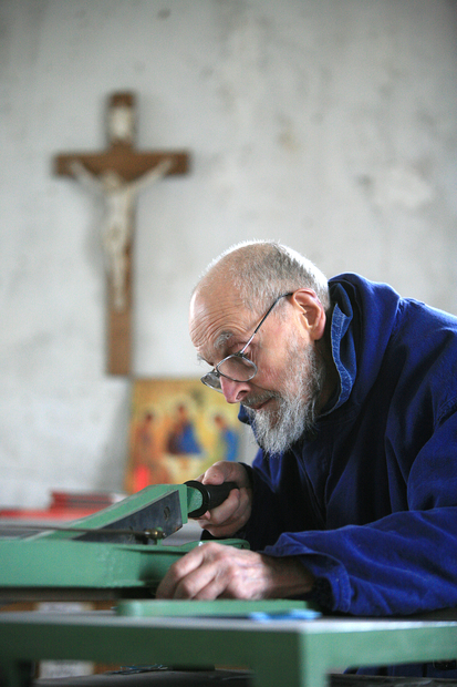 Atelier de reliure de l’Abbaye de Cîteaux (France) © Philippe Lissac / Godong