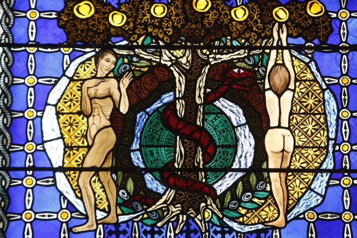Cathédrale Notre Dame de Clermont, France, Vitrail de la chapelle de la Genèse, Adam et Eve au paradis © GODONG Julian Kumar