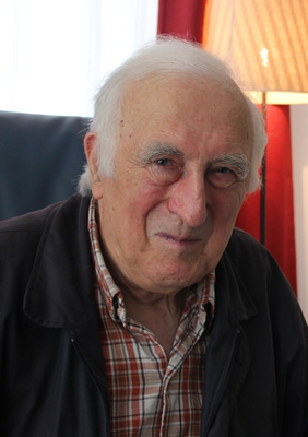 Jean Vanier en 2012. Photo by Kotukaran, cropped by Gabriel Sozzi from file:Wilbur_Sargunaraj_meets_Jean_Vanier,_May_2012.jpg © CC BY-SA 3.0