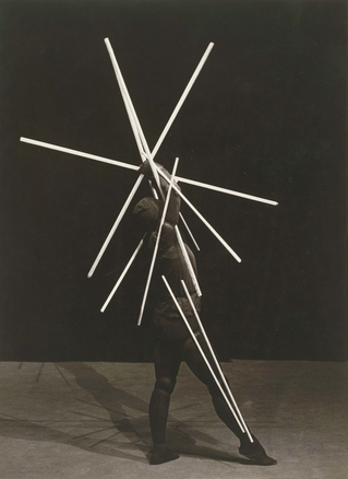 Charlotte Rudolph (1896-1983) László Moholy-Nagy Manda von Kreibig: Danse des bâtons, costume: Oskar Schlemmer, scène du Bauhaus de Dessau, 1928/1929, Photographie, 23,4 x 17,1 cm, Staatliche Museen zu Berlin, Kunstbibliothek Photo: bpk / Kunstbibliothek, SMB / Charlotte Rudolph © 2020 ProLitteris, Zurich 