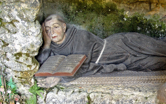 Statue de saint Ursanne représenté allongé dans une grotte, à proximité de la collégiale de Saint-Ursanne @ Yesuitus2001/Wikinmedia Commons/CC BY-SA 2.5