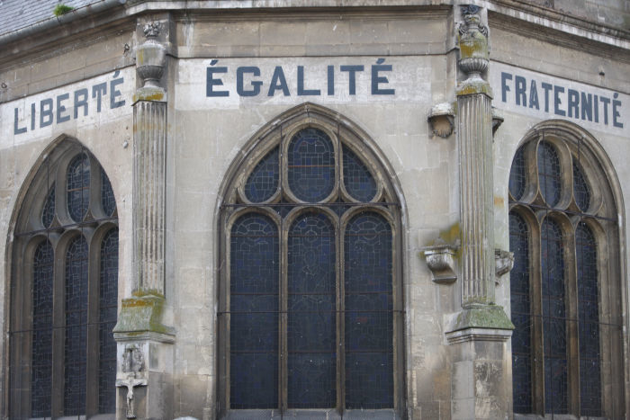 Devise de la République sur une église à Saint-André-de-l'Eure (France) )© Fred de Noyelle/GODONG