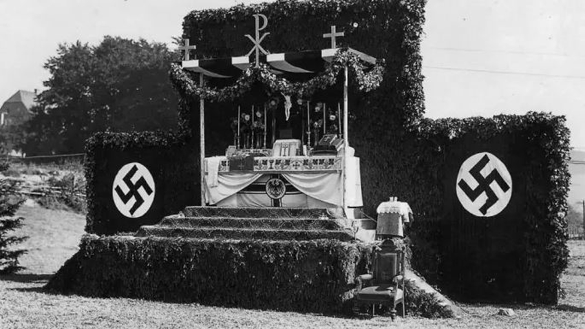 Un autel catholique élevé lors d’une manifestation populaire des SA en septembre 1933 | Archives du Musée du Sauerland, Eshole 