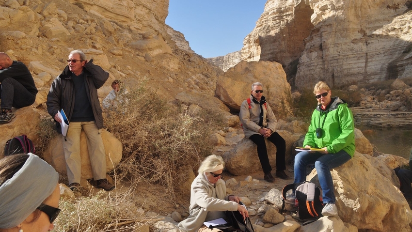 Le Père Jean-Bernard Livio sj avec un groupe de pèlerins dans le désert du Neguev | DR