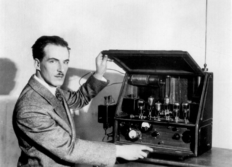 Leon Theremin présentant son invention, 1928. Photo coll. Thomas Rea
