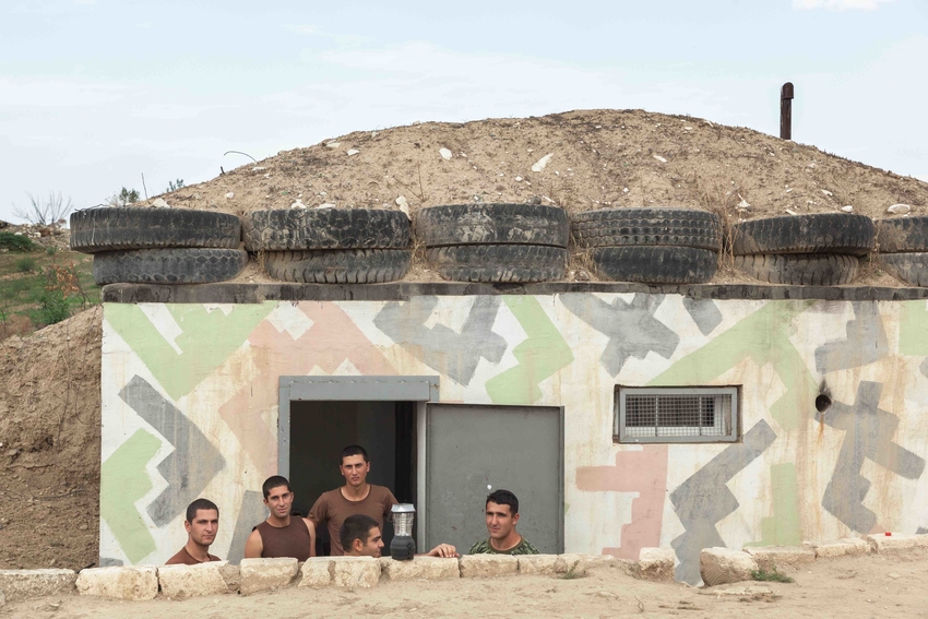 Soldat debout devant un bunker militaire près de la ligne de front, Haut-Karabagh, 5 octobre 2019 © Didier Ruef