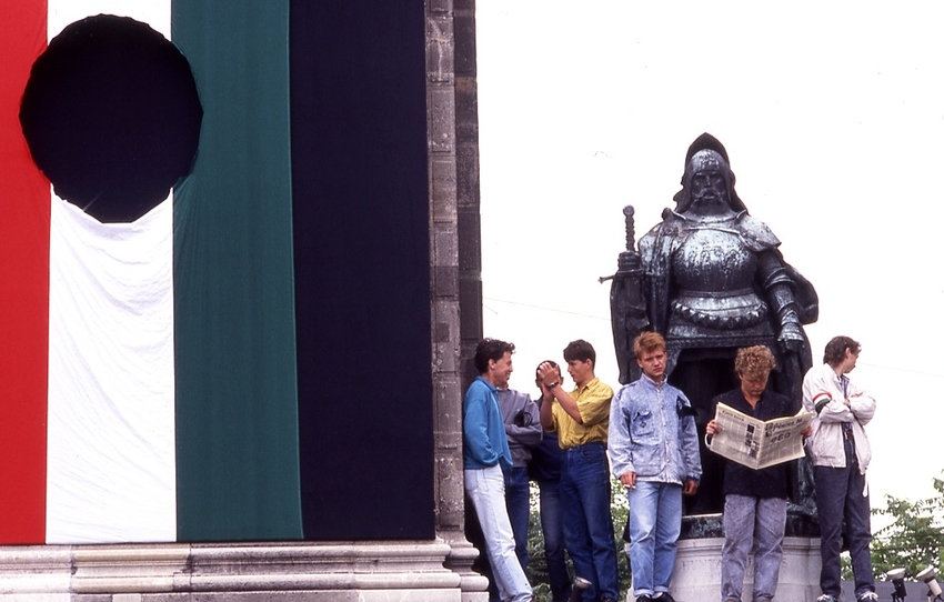 Budapest, Place des héros, juin 1989, lors de l’hommage rendu à Imre Nagy. L’étoile rouge au centre du drapeau est découpée pour symboliser le soulèvement. © Jean-Jacques Kissling - JJK photos