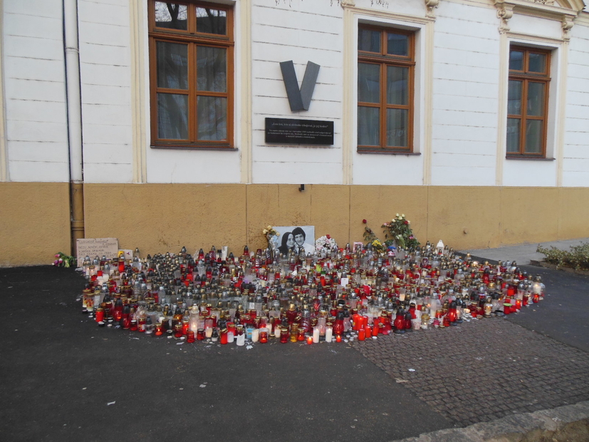  Mémorial pour Ján Kuciak et Martina Kušnírová, Place du soulèvement national slovaque, Bratislava, mars 2018 © Matej Grochal / CC BY-SA / Wikipedia.org      