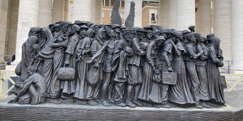 «Angels Unaware», sculpture de l'artiste canadien Timothy P. Schmalz. Elle est située devant la basilique Saint-Pierre, au Vatican, et consacrée aux migrants et aux réfugiés du monde. © JRS 