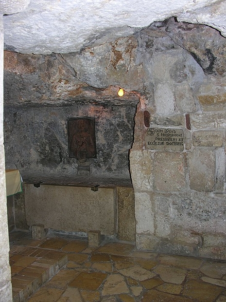 Basilique de la Nativité à Berthléem. Chapelle de Saint-Jérôme où, selon la tradition, Jérôme de Stridon a traduit la Bible en latin. © Bonio https://commons.wikimedia.org/w/index.php?curid=3200590