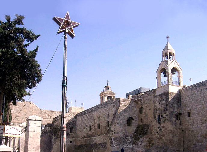 Bethléem, place de la Nativité, avec le clocher du monastère arménien en avant-plan et le campanile du monastère grec orthodoxe en arrière-plan. Wikipedia