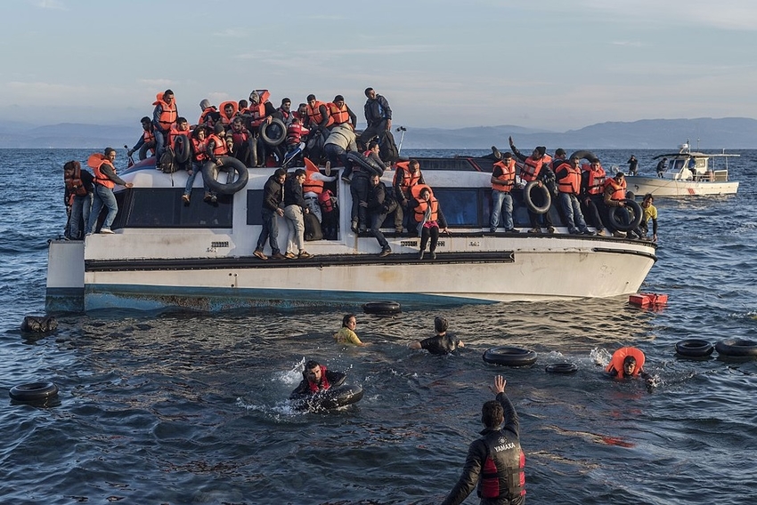 Des réfugiés syriens et irakiens partis de Turquie sont secourus en mer, vers Lesbos, par des volontaires de l’ONG espagnole Proactiva Open Arms, octobre 2015 © Ggia/Wikimedia
