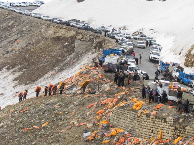 Après leur long périple, les kulbars livrent la contrebande aux camions qui les attendent. © Abbas Bahrami