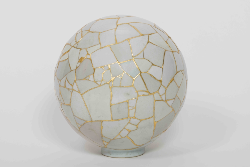   «Translated Vases» (2007) de Yee Sookyoung (née en 1963) tessons de céramique, résine époxy et feuilles d'or, photo Sigg Collection, Mauensee © The artist