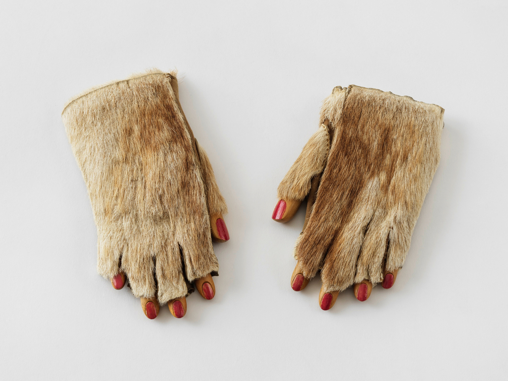 Gants en fourrure avec doigts en bois, 1936-39-85, Meret Oppenheim, Ursula Hauser Collection, Suisse, photo Stefan Altenburger Photography Zürich © 2021, ProLitteris, Zurich 