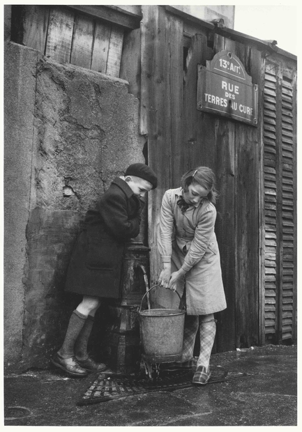 Rue des Terres au curé Paris 1954 © Sabine Weiss