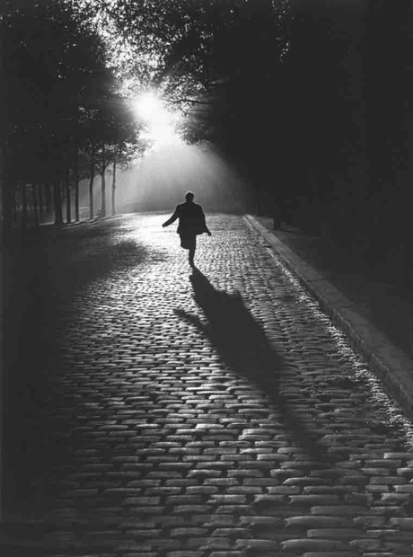 "L'homme qui court", France, 1953 © Sabine Weiss 