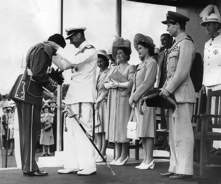 Visite du roi George VI dans le protectorat du Bechuanaland (Botswana), en 1947. Derrière lui, on peut voir la reine mère Élizabeth Bowes-Lyon, les princesses Élisabeth et Margaret et le colonel Peter Townsend. © Mirrorpix / Alamy Banque d’images