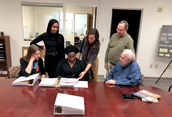 L'équipe du SHMR examine les archives d'une famille d'esclaves détenues par les jésuites du XIXe siècle à Saint-Louis. De gauche à droite: Dr Laura Weis, Ayan Ali, Cicely Hunter, Kelly Schmidt, le Père Mike Harter sj et le Père Jeff Harrison sj © Sean Salai sj/jesuits.org