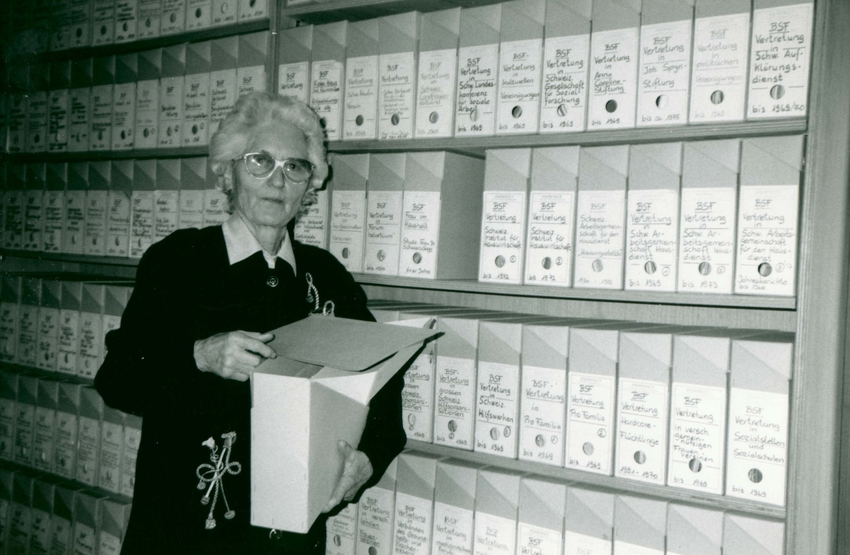 Marthe Gosteli en 1992 devant les archives © Elsbeth Boss/Fondation Gosteli 