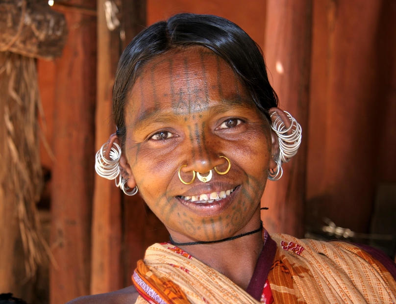 Une femme Ādivāsī du groupe tribal Kondhs dans l'Odisha, 2005. Wikimedia commons