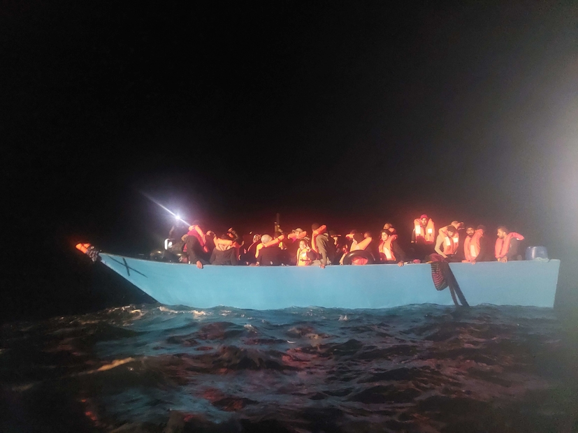 Sauvetage en mer et de nuit de 69 personnes, par l'équipe de l'"Ocean Viking", le 4 novembre 2021 © Claire Juchat/SOS Méditerranée