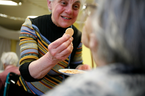 Communion dans une maison de retraite © Fred de Noyelle/Godong