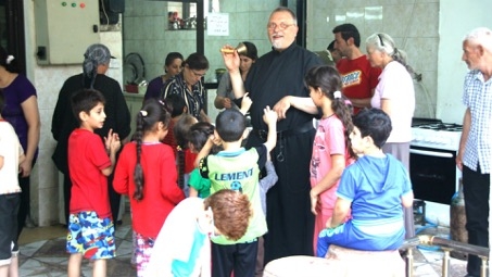 Kurdistan irakien, le Père Jens Petzold avec des réfugiés dans le monastère de Deir Maryam Al-Adhra à Souleymanieh © Aide à l’Eglise en Détresse