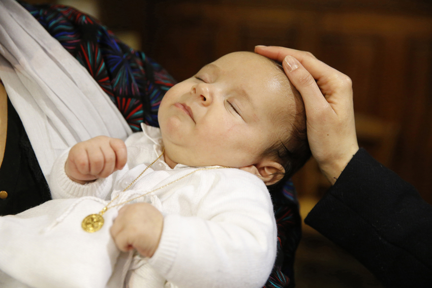 Baptême de rite catholique © Philippe Lissac / GODONG