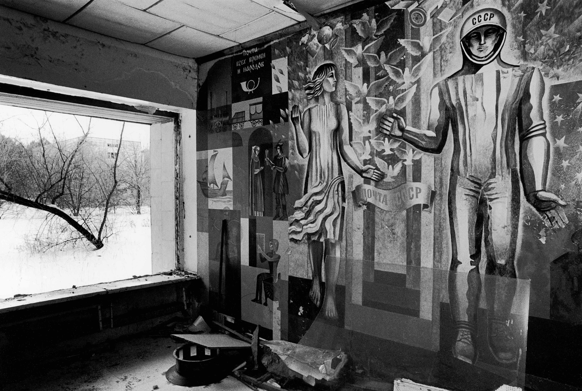 Ukraine. Province of Kiev. Pripyat. On a wall inside a derelict post office, mural paintings with old communists symbols, a young woman, an astronaut with a spacesuit and a CCCP helmet, birds flying, a sailing boat and a train. The ghost town of  Pripyat is inside the 30 km exclusion zone. The dead zone has been created after the catastrophe which took place on April 1986 at 1.23 am with the explosion of reactor No 4 at Chernobyl atomic power station. 3 km distant, the workers from the Chernobyl atomic power station used to live in Pripyat. The 45'000 people from Pripyat were evacuated 36 hours after the accident. The area is highly contaminated by radioactive materials, like caesium 137. © 2006 Didier Ruef