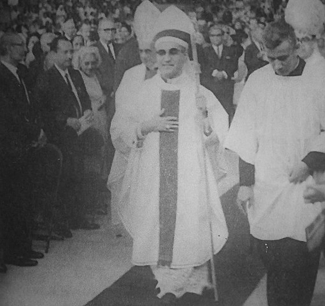Oscar Romero (à gauche) et Rutilio Grande (à droite) lors de l'inauguration de l'archevêché en 1979 © Wikimedia Commons