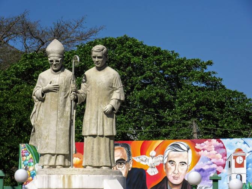 Statues représentant saint Oscar Romero et le bienheureux Rutilio Grande sj à San Salvador © Ricardo da Silva sj