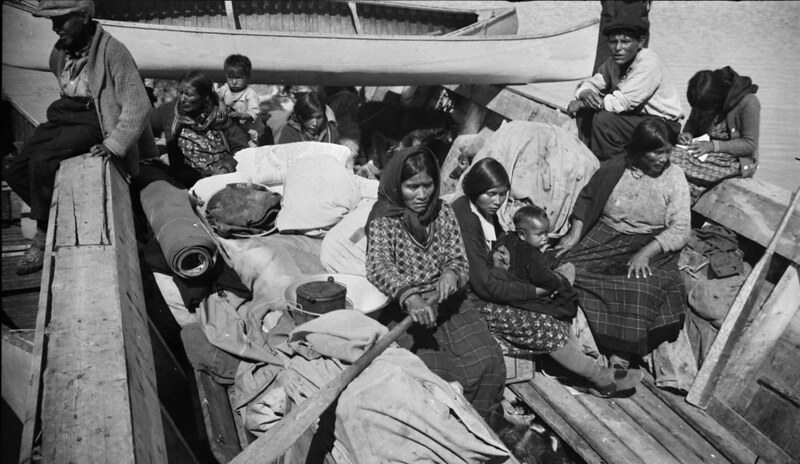 Membres du peuple des Tlichos (Flancs-de-chien) rentrant dans leur territoire de chasse, près du lac Martin, dans les Territoires du Nord-Ouest, après la danse du traité. Phot : Charles A. Keefer, 1937. Fonds Charles A. Keefer. Bibliothèque et Archives Canada. CC BY 2.0. 