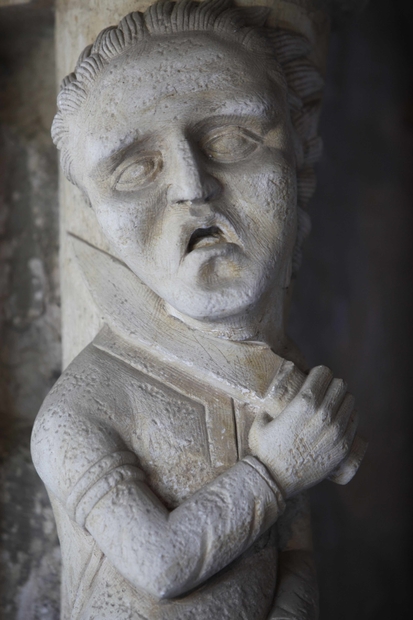 Detail d'une statue (XIIe siècle) à l'abbaye Saint-Georges de Boscherville (France) © Philippe Lissac/Godong