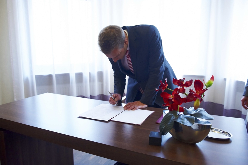 Mariage civile, signature des registres par le temoin © Sebastien Desarmaux/Godong